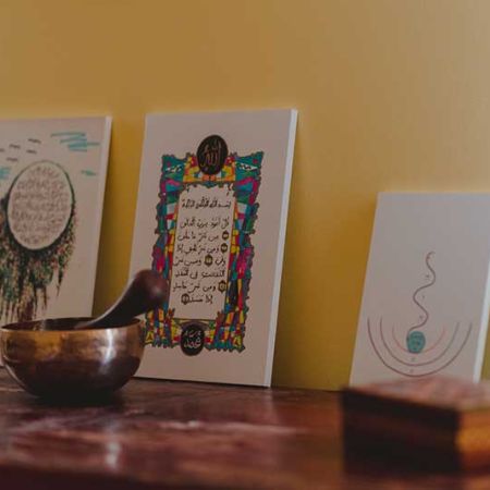 Mesa decorada con elementos tibetanos