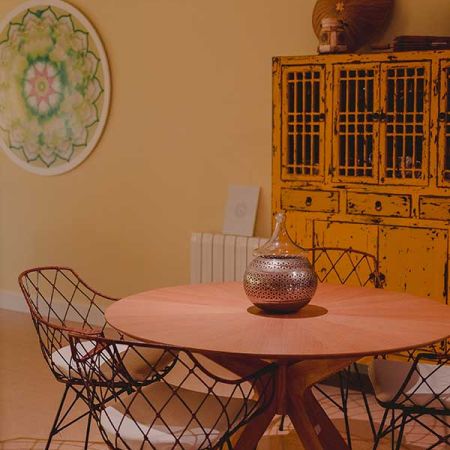 Espacio con mesa y sillas