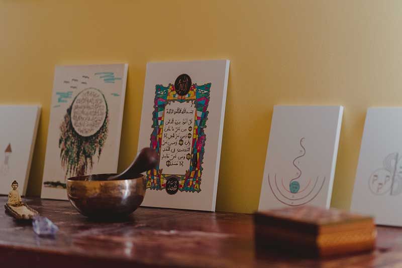 Mesa decorada con elementos tibetanos