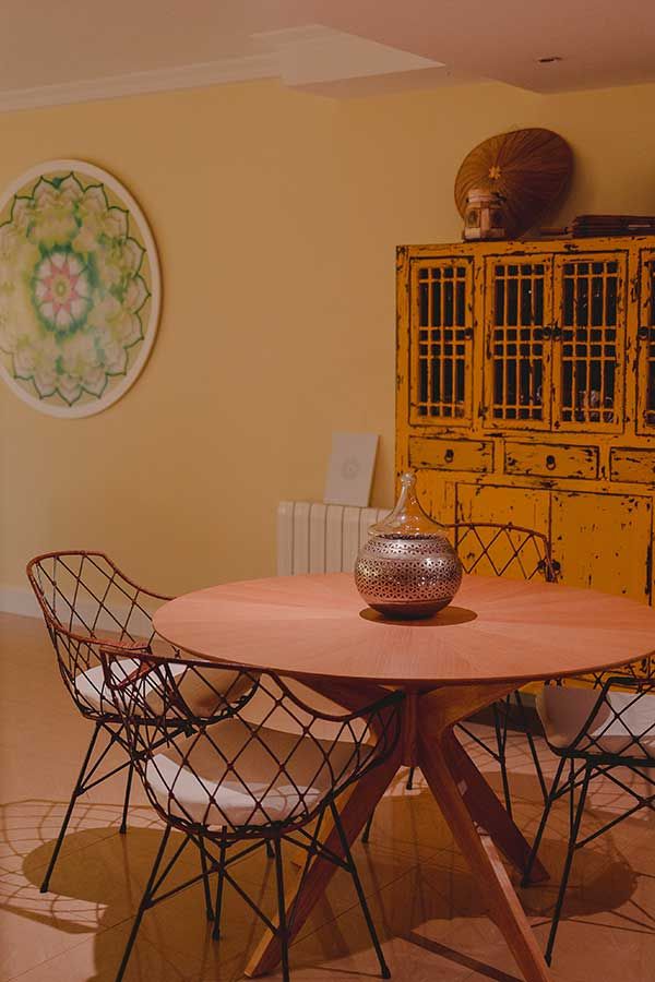 Espacio con mesa y sillas